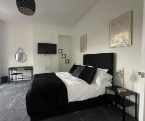 Near Etihad and Coop Live, free parking 3 bed house